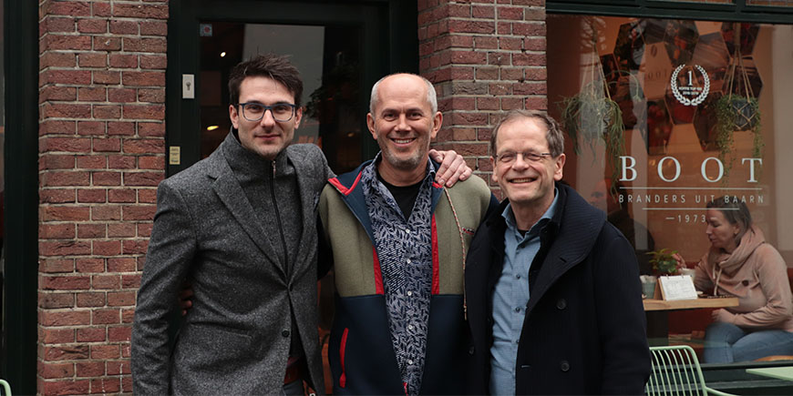 Koffieboer Ricardo Koyner bezoekt Boot Branderij en koffiewinkel Baarn
