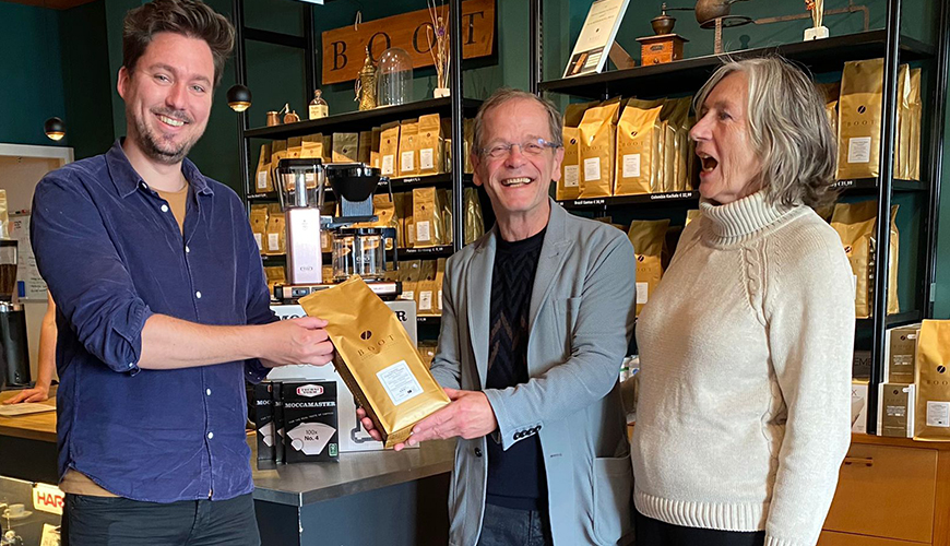 Uitreiking hoofdprijs aan de eerste prijswinnaar van het Boot Koffiespel