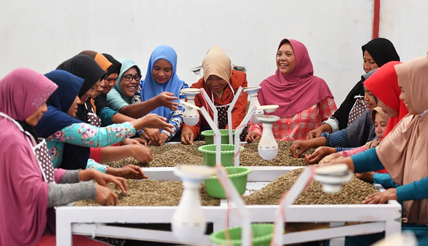 Een krachtige Indonesische vrouwen koffie met een prachtig verhaal